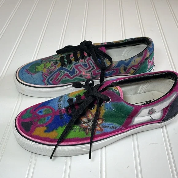 Vans custom graphics with frog, peace sign and graffiti - Picture 2 of 9